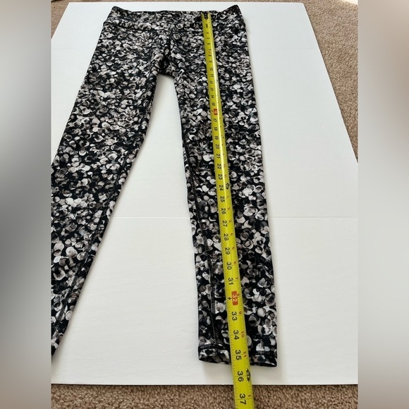 Fabletics PowerHold Leggings Pebble Print Size Medium - Picture 9 of 9